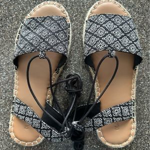 NWOT Old Navy Platform Ankle Tie Sandals. Size 7